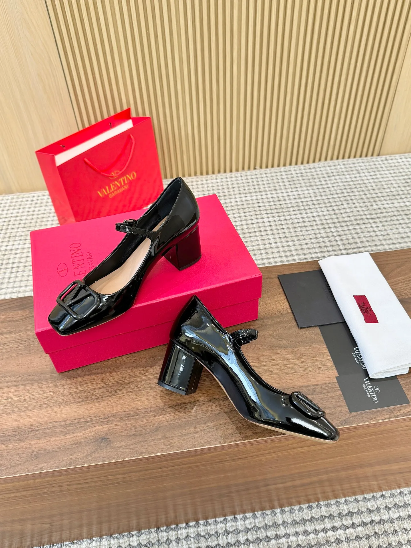 👟👟Ex-factory price 460👟👟 Genuine leather sole + 40 Valentino. Large v-buckle sandals ㊙️Latest series of counters Authentic grade version with perfect details. Authentic products are made one to one. All details are consistent with genuine ones. The upper foot is very pedicure type. The key point is that it is very good and easy to control. It does not grind the feet and does not tire the feet. Walking artifact, exclusive mold opening. The highest version on the market. Fabric: imported mixed sheepskin, lining and foot pads are all sheepskin. Code number (34 to 42) Customized sizes 34 and 42 are non-refundable and non-exchangeable. Heel height: 7.5CM, rubber sole, leather sole +40